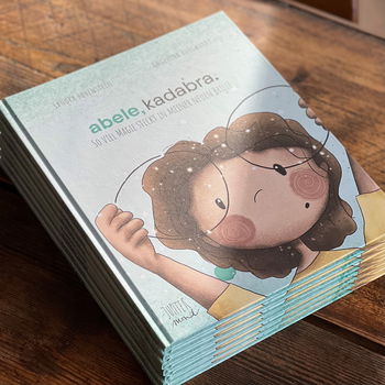 Das Bild zeigt eine Nahaufnahme von einem Bücherstapel.